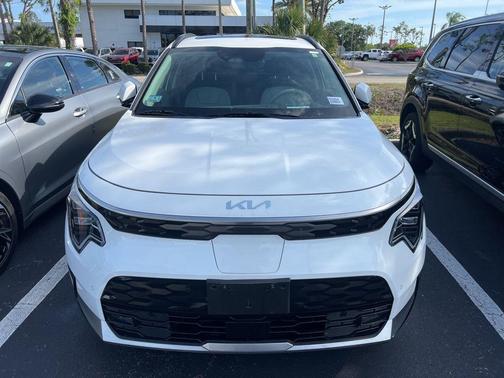 Snow White Pearl 2023 Kia Niro EV Wave