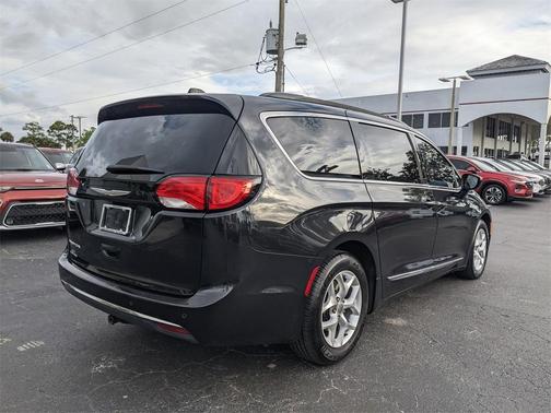 2017 Chrysler Pacifica Touring-L