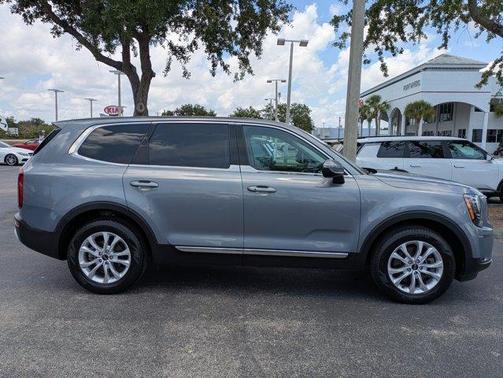 Everlasting Silver 2021 Kia Telluride LX