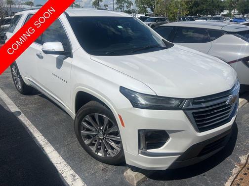 Iridescent Pearl Tricoat 2023 Chevrolet Traverse Premier