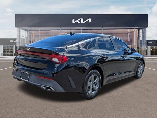 Ebony Black 2022 Kia K5 LX