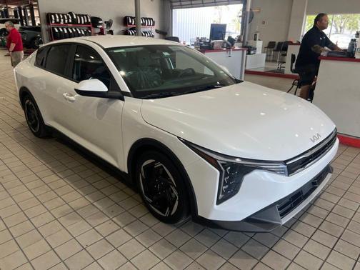 Snow White Pearl 2025 Kia K4 EX