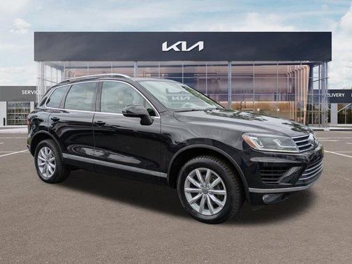 Deep Black Pearl Effect 2017 Volkswagen Touareg V6 Sport w/Technology