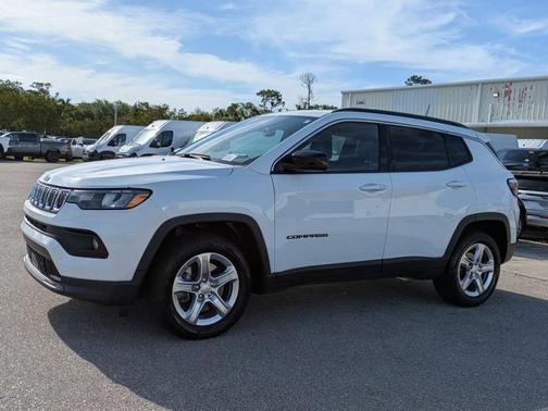 Bright White Clearcoat 2024 Jeep Compass Latitude