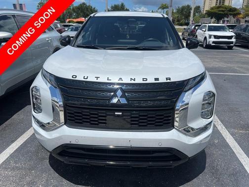 White Diamond 2024 Mitsubishi Outlander SE