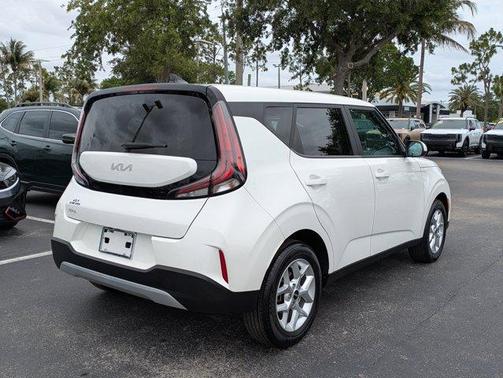 Snow White Pearl 2023 Kia Soul LX