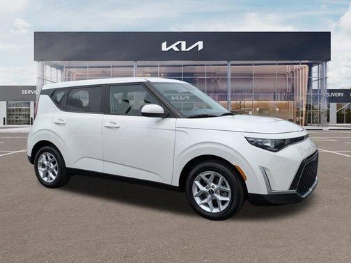 Snow White Pearl 2023 Kia Soul LX