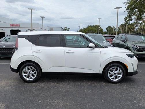 Snow White Pearl 2023 Kia Soul LX