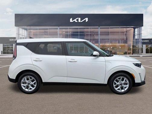Snow White Pearl 2023 Kia Soul LX