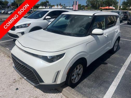 Snow White Pearl 2023 Kia Soul LX