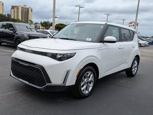Snow White Pearl 2023 Kia Soul LX