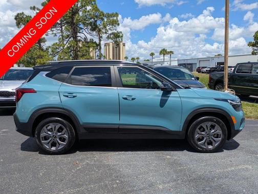 Blue / Black 2024 Kia Seltos S