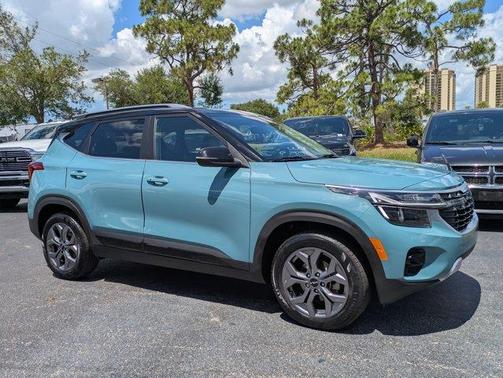 Blue / Black 2024 Kia Seltos S