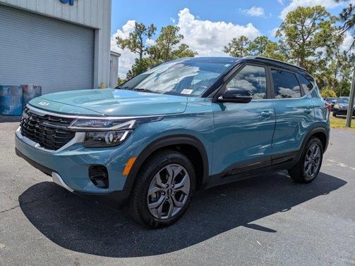 Blue / Black 2024 Kia Seltos S