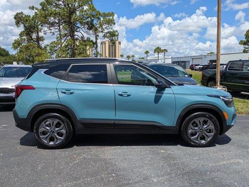 Blue / Black 2024 Kia Seltos S
