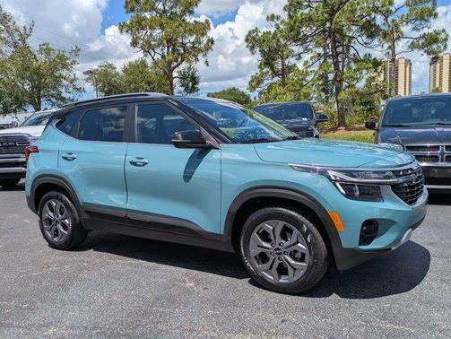 Blue / Black 2024 Kia Seltos S