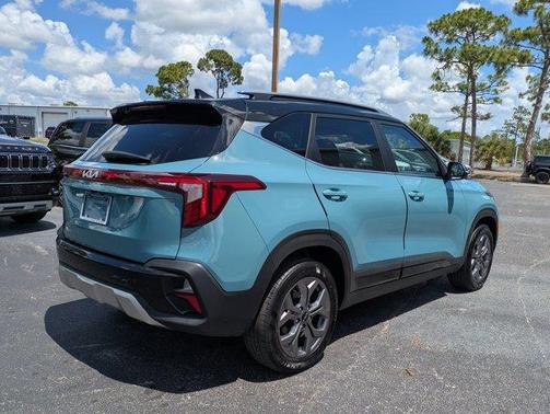 Blue / Black 2024 Kia Seltos S