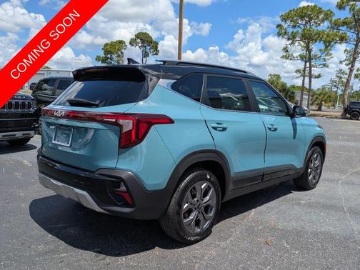 Blue / Black 2024 Kia Seltos S
