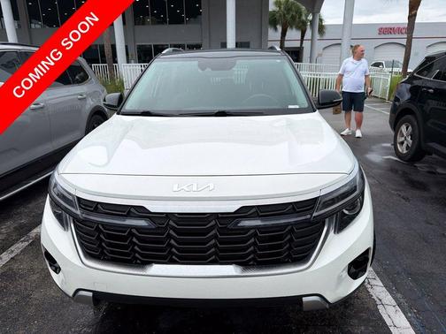 Clear White / Black Roof 2024 Kia Seltos S