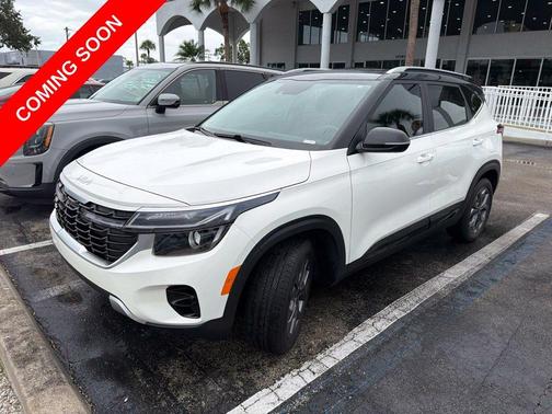 Clear White / Black Roof 2024 Kia Seltos S