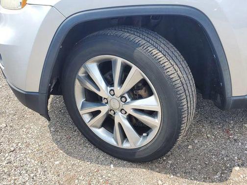 Bright Silver Metallic Clearcoat 2013 Jeep Grand Cherokee Laredo