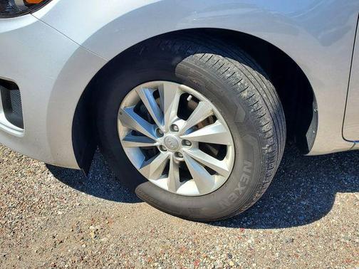 Bright Silver Metallic 2016 Kia Sedona L