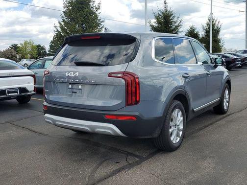 Everlasting Silver 2022 Kia Telluride LX