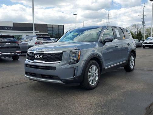 Everlasting Silver 2022 Kia Telluride LX