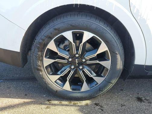 Snow White Pearl 2023 Kia Carnival EX