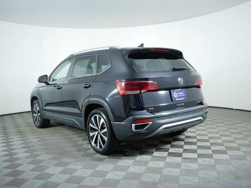 Deep Black Pearl 2022 Volkswagen Taos 1.5T SE