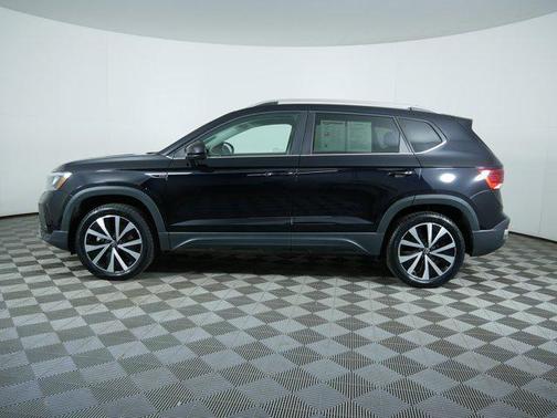 Deep Black Pearl 2022 Volkswagen Taos 1.5T SE