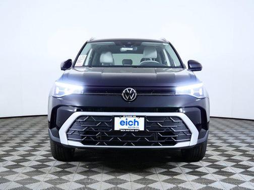 Deep Black Pearl 2026 Volkswagen Taos SE