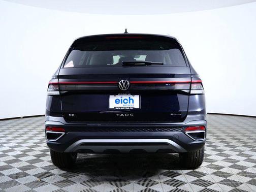 Deep Black Pearl 2026 Volkswagen Taos SE
