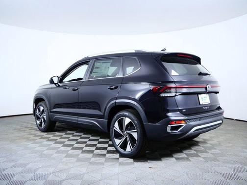 Deep Black Pearl 2026 Volkswagen Taos SE
