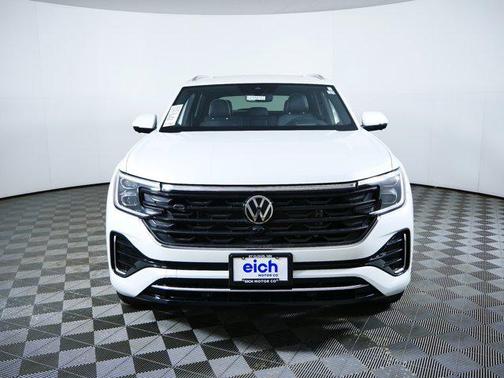 Deep Black Pearl 2026 Volkswagen Jetta 1.4T SE