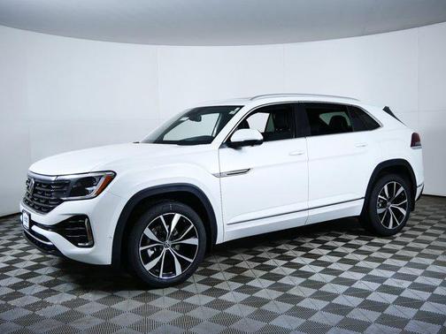 Deep Black Pearl 2026 Volkswagen Jetta 1.4T SE