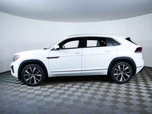 Deep Black Pearl 2026 Volkswagen Jetta 1.4T SE