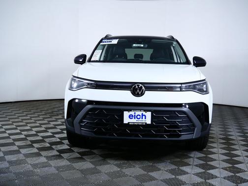Pure White w/Deep Black Roof 2026 Volkswagen Taos SE Black