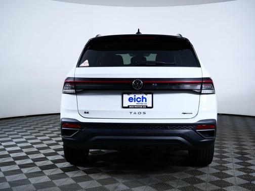 Pure White w/Deep Black Roof 2026 Volkswagen Taos SE Black