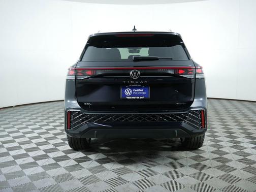 Deep Black Pearl 2025 Volkswagen Tiguan 2.0T SEL R-Line 4MOTION