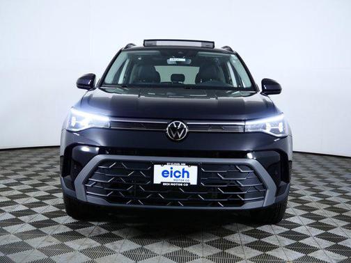 Deep Black Pearl 2026 Volkswagen Taos SE Black