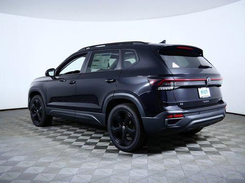 Deep Black Pearl 2026 Volkswagen Taos SE Black