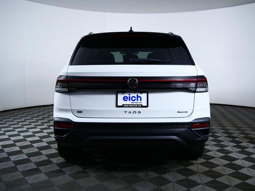 Pure White w/Deep Black Roof 2026 Volkswagen Taos SE Black