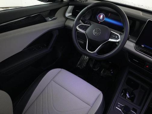 deep black pearl 2026 Volkswagen Tiguan 2.0T SE 4MOTION