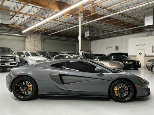 2017 McLaren 570GT Base