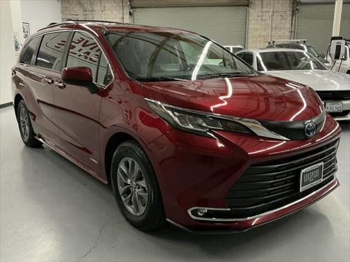 2021 Toyota Sienna XLE 8 Passenger