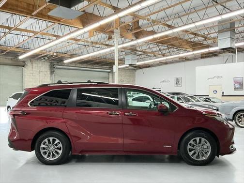 2021 Toyota Sienna XLE 8 Passenger
