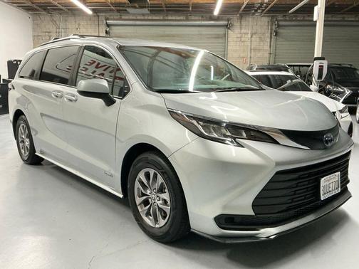 2021 Toyota Sienna LE