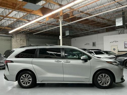 2021 Toyota Sienna LE