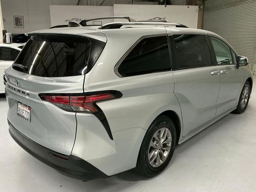 2021 Toyota Sienna LE